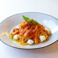 料理メニュー写真&nbsp;ベーコンとモッツァレラのトマトパスタ