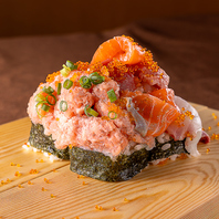 溢れる程もり付ける海鮮こぼれ盛り