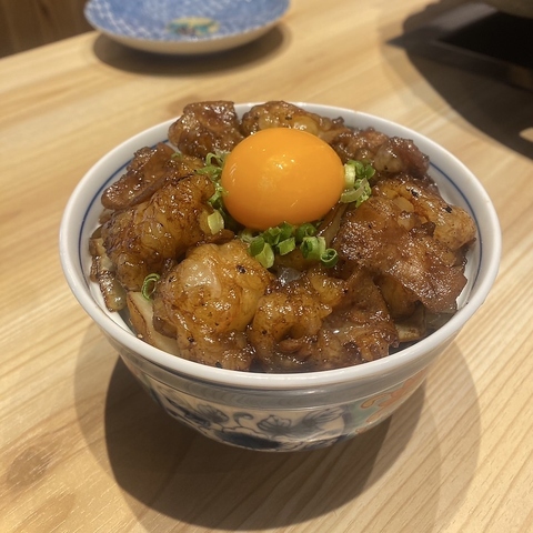 大人気ぷるぷるホルモン丼