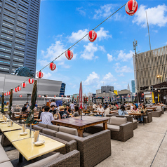 広々としたテーブル席は、仲間や家族との食事にぴったり！BBQやシュラスコを囲みながら、ワイワイ楽しめる開放的な空間です。新宿の夜景を眺めながら、焼きたての肉とビールで最高のひとときを。宴会や女子会、会社の飲み会にも最適です！