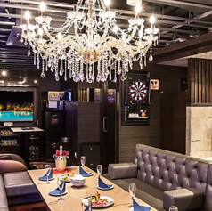 【プレミアムカラオケ六本木 モディス B1F】着席6～18名、立食6～25名。VIPとエンタメが融合した大人の隠れ家。カラオケをはじめ、ダーツや専用冷蔵庫、ワインセラー、ビールサーバーなど充実した設備で、ワンランク上の楽しみを演出いたします♪