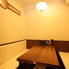 個室（8名様用）中規模の会食やグループ利用におすすめ。周囲を気にせず過ごせる落ち着いた個室空間です。