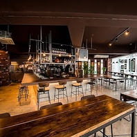 都会の喧騒を忘れる、洗練されたインダストリアルな空間