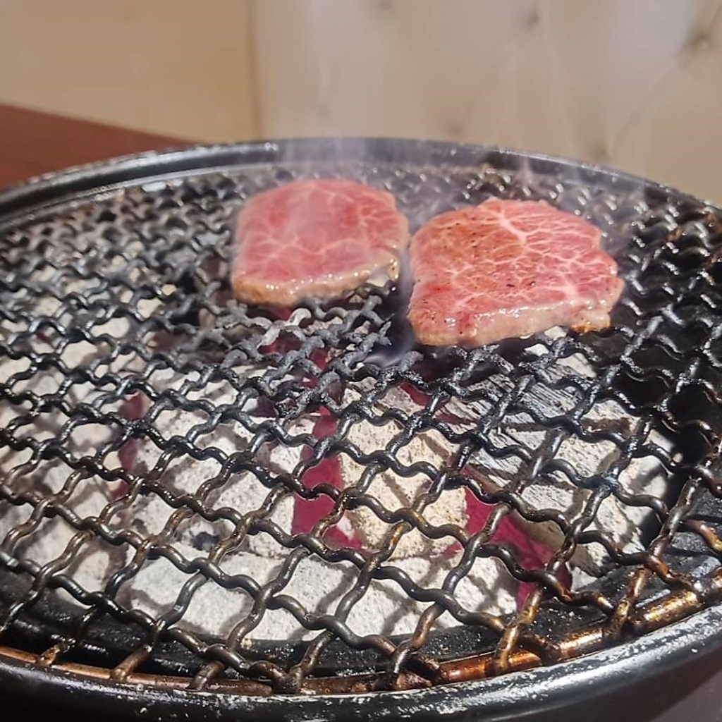 焼肉はこだわりの備長炭で厳選肉焼き上げます。