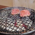 焼肉はこだわりの備長炭で厳選肉焼き上げます。