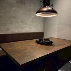 シックな壁面と広々としたテーブルが印象的な6名席。落ち着いた照明の下、厳選されたお肉を囲みながら、贅沢な焼肉宴会をゆったりとお楽しみいただけます。