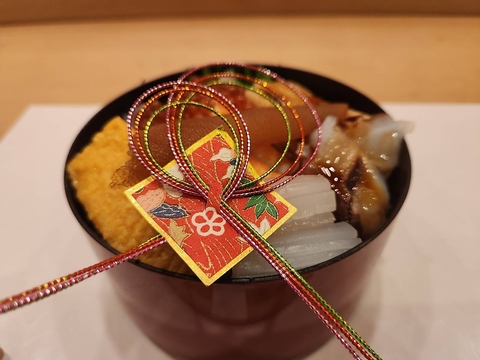 旬の鮮魚を贅沢に使用した寿司や逸品の数々。兵庫の地酒とともにぜひご堪能ください。