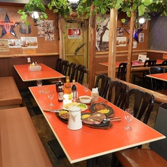 8名様でご利用いただけるテーブル席は、6卓をご用意しております。大きなテーブルと広めの座面で余裕のある造りとなっておりますので、ゆったりとお食事をご満喫いただくことができます。ぜひ皆様揃ってお越しください◎