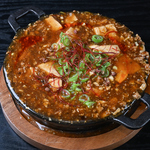 溢れる肉汁と山椒の香りが食欲をそそる、石焼仕立ての至極の一皿！お好みのお酒とご一緒にどうぞ◎