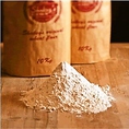 【ピザに最適な小麦粉】 厳選された小麦粉（フラワー）、生イースト、そして秘伝のスパイス。