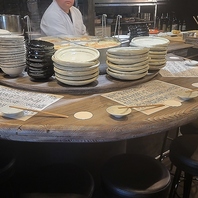 お食事しながら目の前で調理風景を楽しんで頂けます。