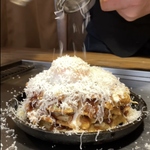 板で食べる熱々の美味しさ！大人気【数量限定！】ABC(アルプス山脈ベーコンチーズ)