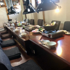 少人数~大人数様対応可能（お席は自由自在に変更可能）席ごとにダクト完備