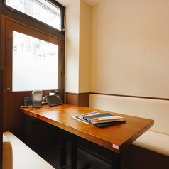 ソファー席ゆったりとした座り心地で、長時間でも快適。お子様連れや女性グループにも好評です。