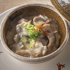 牛すじ土手煮：黒毛和牛を使用した名物　牛すじ土手煮。リピートの高い一品の写真