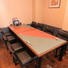 【完全個室：4名様～8名様まで】靴を脱がずにそのままご利用いただける椅子席の完全個室です。各種お集まりにおすすめの居心地抜群の空間は、宴会を和やかな雰囲気に演出。人数や用途に合わせレイアウト変更にも臨機応変に対応いたしますので、ご利用の際は、お気軽にお問い合わせください。