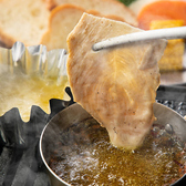 焼肉屋が本気で考えたサイドメニューにご注目！人気メニュー「鶏ムネ肉 アヒージョオイル付」は、バーニャカウダのようにお肉や野菜を特製アヒージョオイルにつけて召し上がれ。