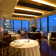 シンプルで落ち着いたメインだイングルーム♪