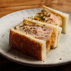 酒場の厚切りカツサンド