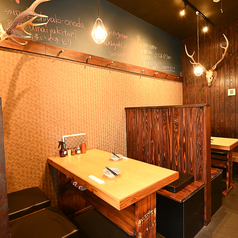 4名テーブルが2つあります。三方に囲まれているので、プライベート感があります♪