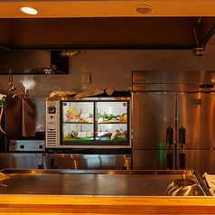 臨場感抜群のカウンター席。目の前でシェフが焼き上げる新鮮な食材を見ながら、会話も弾むこと間違いなしです◎