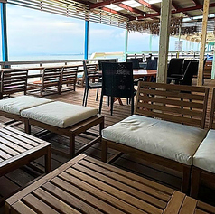 非日常を味わえる白ソファシートは、まるでリゾートのような特別空間。ゆったりくつろげる座り心地で、海を眺めながら優雅なひとときを楽しめます。写真映えも抜群の人気スポットです。