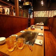 サクッと飲み会・サークルの打ち上げ・合コンに！鉄板付きのテーブル席で熱々のお料理を囲んで、みんなでワイワイ楽しむのはいかがでしょうか♪最大70名様までの貸切にも対応しているので、大人数の宴会も可能です◎