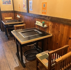 テーブル席2名×4席