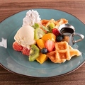 料理メニュー写真 フレッシュフルーツとバニラアイスのクロッフル