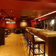 赤を基調とした内装の店内は雰囲気抜群