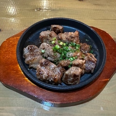 おつまみにもお食事にも。ガッツリお肉はボリューム◎！