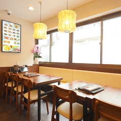 テーブル席レイアウトの自由度が高く、少人数から団体まで幅広く対応可能。開放的な雰囲気で気軽に使える人気の席です。