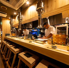 ◆最大6名様まで案内出来るカウンター席◆刺身で食せる鮮度の良い魚を、魚の旨みを最大限引き出す為に、余分な水気を脱水した後に昆布締めし、焼き肉のように一口大にカットし、ロースターで焼き上げて提供いたします。一口で食べやすいように小骨を抜いて処理していますので、魚の小骨が苦手な方にもご安心いただけます。