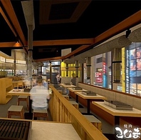 総席数67席の広々とした店内は明るく開放的♪