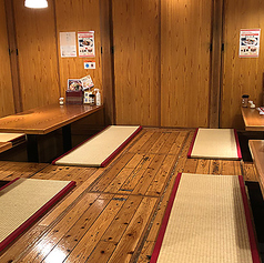 落ち着いた照明が灯る店内は、日常の喧騒を離れてリラックスできる雰囲気が魅力です。広々とした座席配置により、周囲を気にせずにお喋りやお食事をゆったりとお楽しみいただけます。親しい仲間との飲み会やご家族での集まりなど、笑顔が溢れる賑やかで心地よいひとときを心ゆくまでお過ごしください。