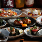 【種類豊富な飲み放題付きコース】飲み放題プランをお付けした宴会に使えるコースを多数ご用意!旬の食材と、こだわりの厳選素材が楽しめるプランとなっております。生ビール付きの2時間飲み放題となっており、クーポンなどで更にお得になるすることも可能!人数やシーンに合わせてマルチに大活躍できるラインナップ◎