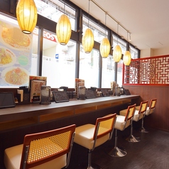 カウンター席おひとり様や少人数でのご利用に最適。気軽に立ち寄れる居心地のよいスペースです。