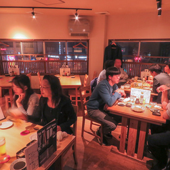 2～4名掛けのテーブル席が２つあります。２階席の宴会も最大12名ＯＫ！屋久杉を使用したオーダーメイドテーブル！