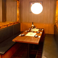 木の温もり溢れるゆったり空間♪間接照明の温もりを基調としたテーブル席がゆったりとリラックスできる空間を提供いたします。お食事はもちろん、飲み会や宴会、女子会などにも是非ご利用ください。