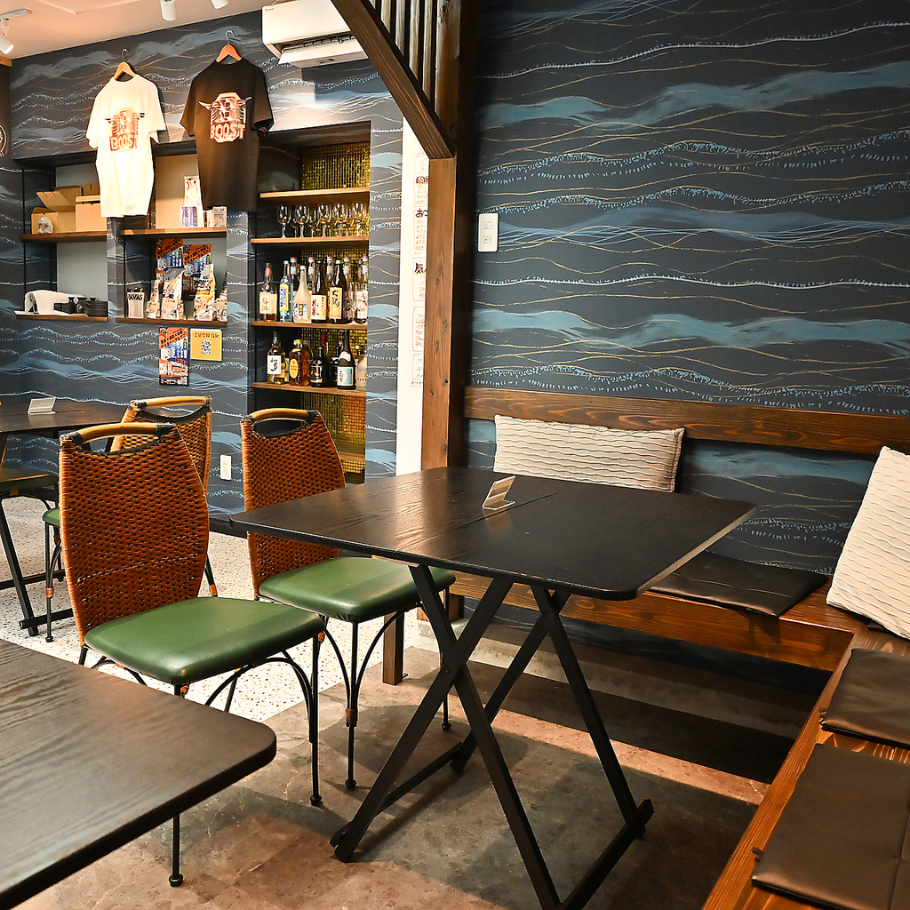 青い壁が目を引くモダンな店内で、厳選したお酒と語らうひとときを。幅広いシーンでご利用ください。