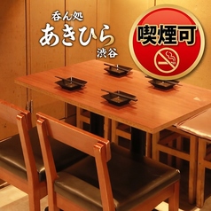 1階と2階に設けられた4人席のテーブル席は、友人や家族との集まりに最適なスペースです。大衆居酒屋の賑やかな雰囲気の中で、リラックスした時間を過ごせます。テーブル同士の距離も適度で、他のお客様との距離感を保ちながら、楽しいひとときをお楽しみいただけます。