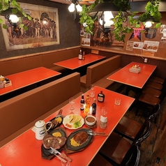 鮮やかな赤が印象的なテーブル席は、4名様でご利用いただくことが可能です◎ご家族でのお食事や、ご友人と会話を弾ませつつ楽しむ女子会など、幅広いシーンにマッチします。普段使いできるお店としてご活用くださいませ♪