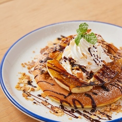 焼きたてのバターミルクケーキ　ローストバナナとチョコレートソースがけ