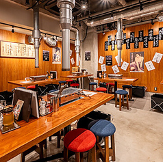 【貸切大歓迎◎】最大44名様着席可能となっております。昭和レトロな雰囲気が漂う店内は、どこか懐かしさを感じさせる大衆感あふれる空間。赤札で貼られたメニューが壁を彩り、肩肘張らずに食事を楽しめます。