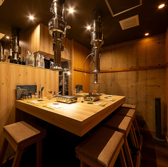 ◆最大7名様まで貸し切りが出来るカウンター席◆刺身で食せる鮮度の良い魚を、魚の旨みを最大限引き出す為に、余分な水気を脱水した後に昆布締めし、焼き肉のように一口大にカットし、ロースターで焼き上げて提供いたします。『うお焼き』を多彩な薬味とともにおたのしみください！