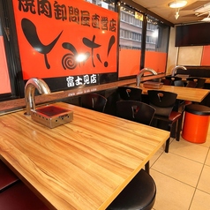 【テーブル席｜4名様×7卓】友人・同僚・家族との宴会やお食事におすすめ◎4名様でご利用いただけるテーブル席は、仲間内での気軽な飲み会はもちろん、ご家族との団らんのお食事にもぴったりです。少人数だからこそ会話も弾みます◎当店こだわりの焼き肉をじっくりとお楽しみください。