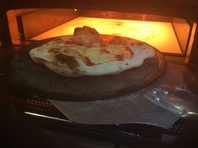400℃以上の高温で焼き上げるピザ。
