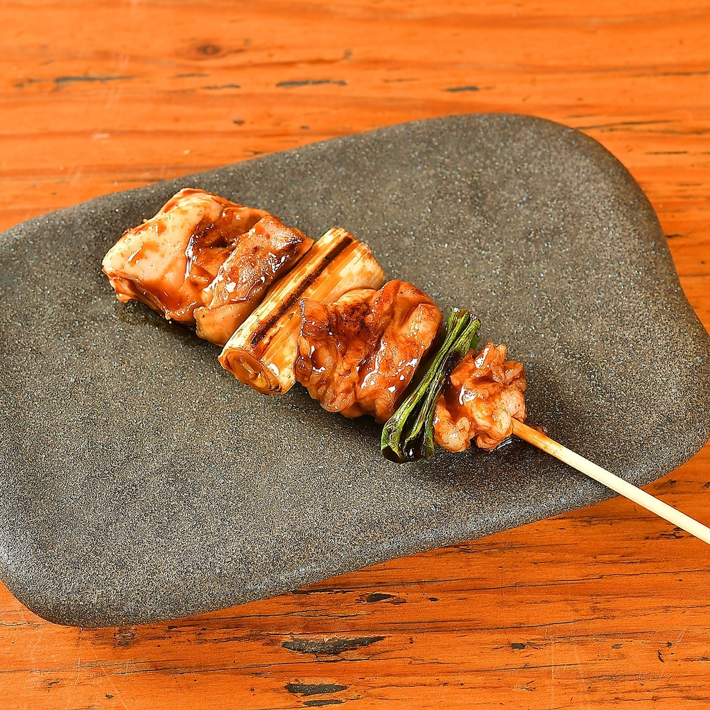 当店の焼鳥や串焼きはすべて炭火で調理致します♪1本198円(税込)～！