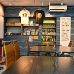 大人の秘密基地で乾杯！プロテインと旨い酒が並ぶ遊び心満載な空間。カジュアルにお楽しみください！