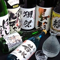 ≪豊富に取り揃える日本酒(1)≫落着いた個室和空間で、ゆったりとお酒が味わえます。お酒は料理に合わせて選んで頂けるので日本酒が初心者の方でも安心です。 日本酒の温度を微調整し、酒によって様々な飲み方をご提案しますのでご注文時にスタッフまでお声掛けくださいませ。